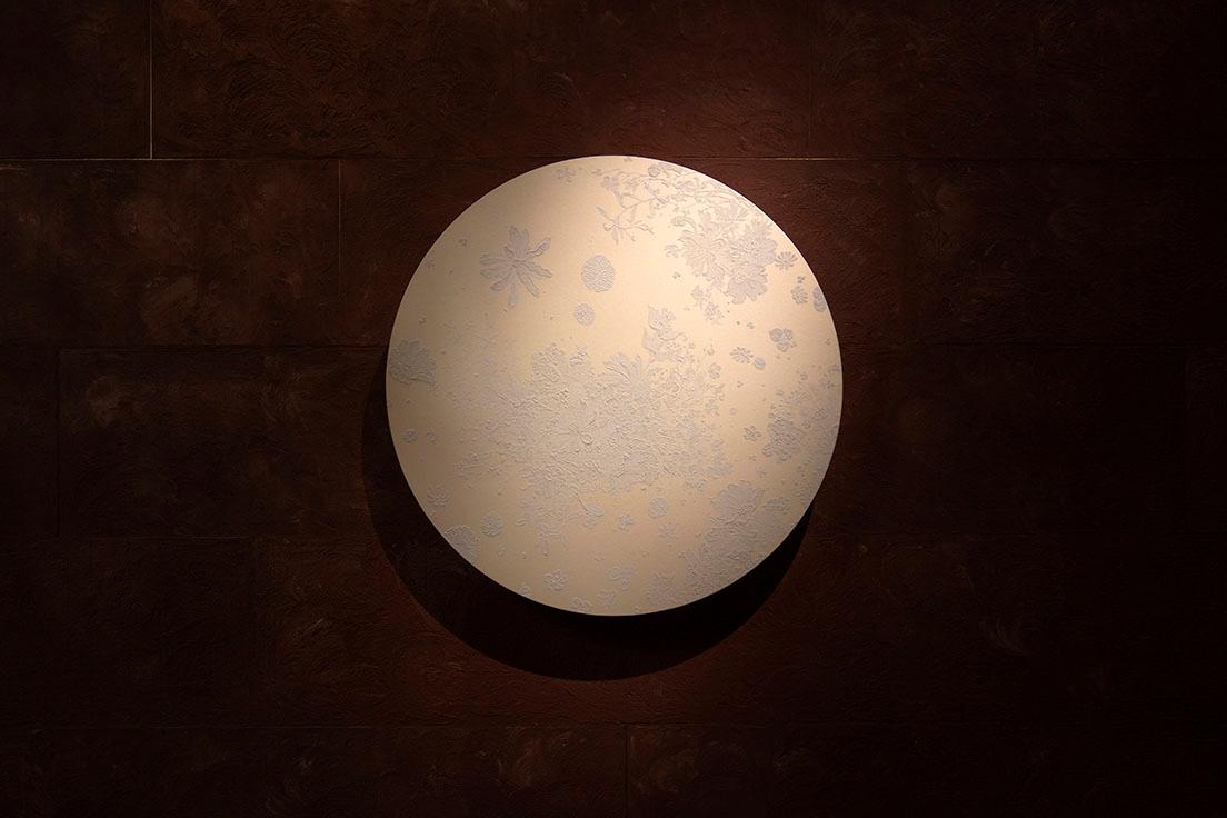 大巻伸嗣《Echoes Crystallization》（2020年）。天井の作品が太陽でこちらは月と見ることもできる。
