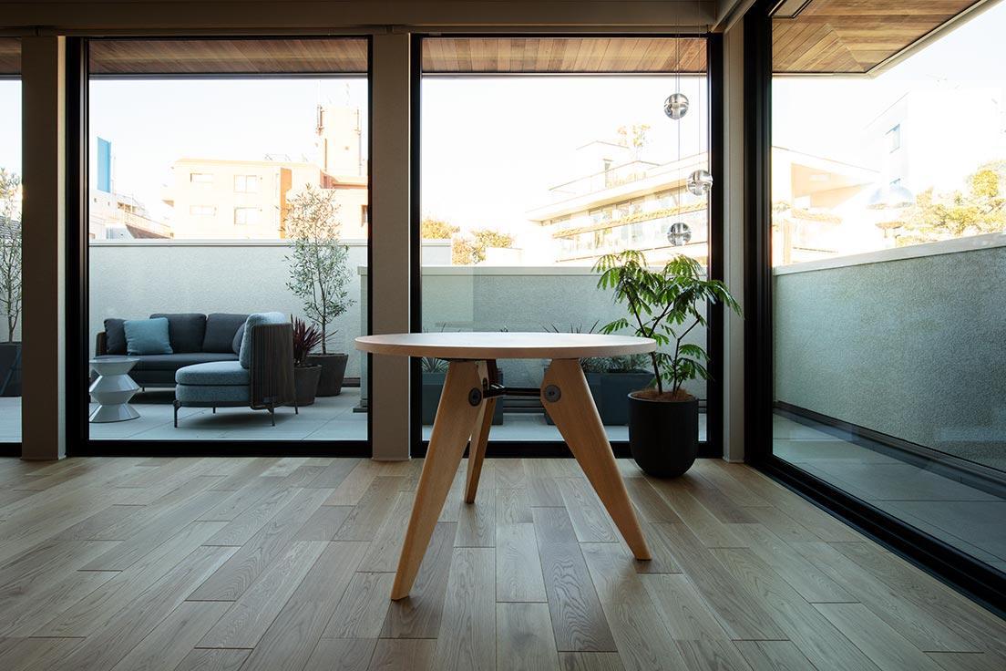 〈ゲリドン〉
フランスの建築家、ジャン・プルーヴェによってデザインされたテーブル。天板と脚部のいずれにも無垢材を使用。プルーヴェ建築と同様の構築的シルエットが美しい。写真はナチュラルオーク。〈Guéridon〉1050mm 228,000円(ヴィトラ／hhstyle 青山ショールーム TEL 03 5772 1112)
