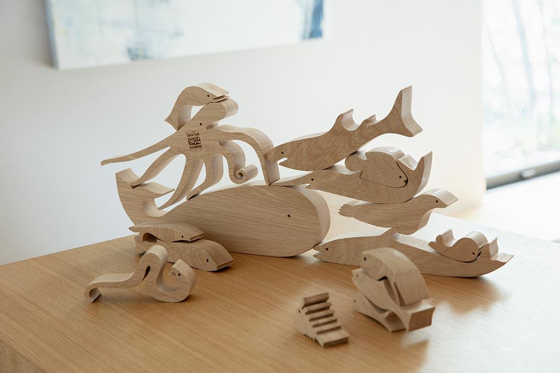 〈海の生き物〉
イタリアの巨匠、エンツォ・マーリがデザインした知育玩具。一枚の木をカットすることで16の海の生物を生み出し、積木&amp;パズルにしたマーリならではの天才的玩具。動物バージョンもある。〈16PECHI〉62,000円（ダネーゼ／クワノトレーディング TEL 03 5825 3053）