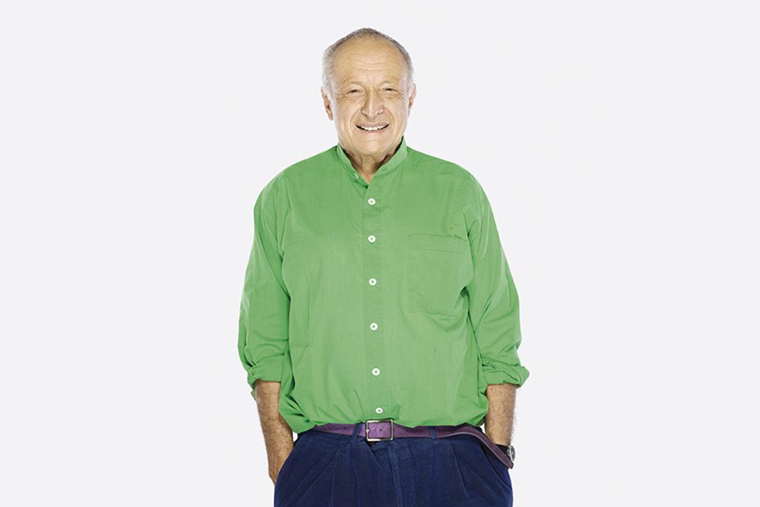 建築にも使われたトレードマークのグリーンのシャツを着たリチャード・ロジャース（1933-2021）。　photo_Andrew Zuckerman