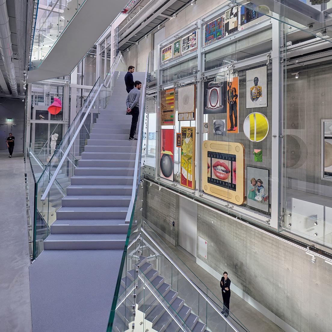アトリウム内をジグザグに伸びる階段の周りで、多数の作品が展示されている。