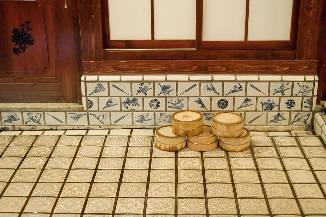床のタイルは約2千枚もの九谷焼のタイルを使用。当時の絵柄を手描きで忠実に再現した腰壁の染付タイルも約1千枚使われている。