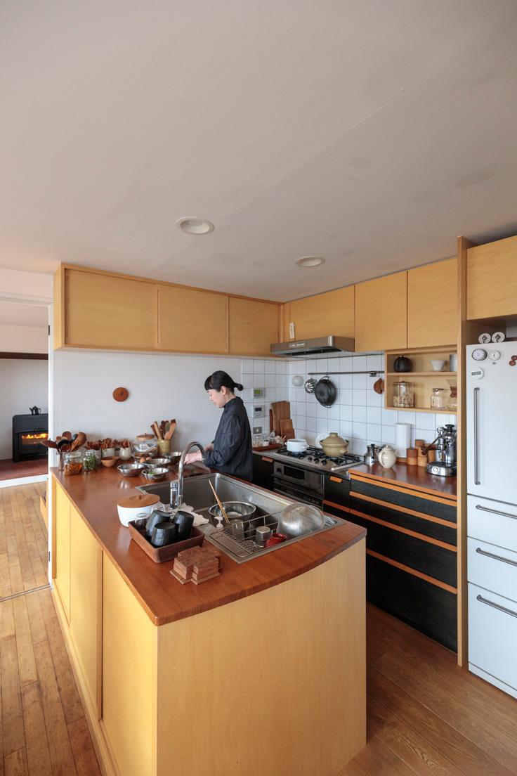 木工作家・三谷龍二さんの台所。増え続ける食器と台所道具をどう収納するかが課題だった。