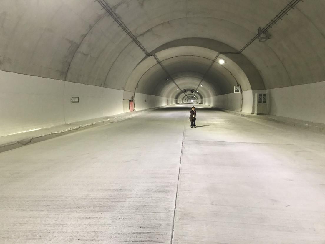 開通前のトンネル。3Kmもあるトンネルの一部がホテルになる。