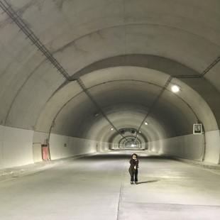 佐野文彦が空間プロデュース。開通前夜の道路に泊まる“トンネルホテル”とは？