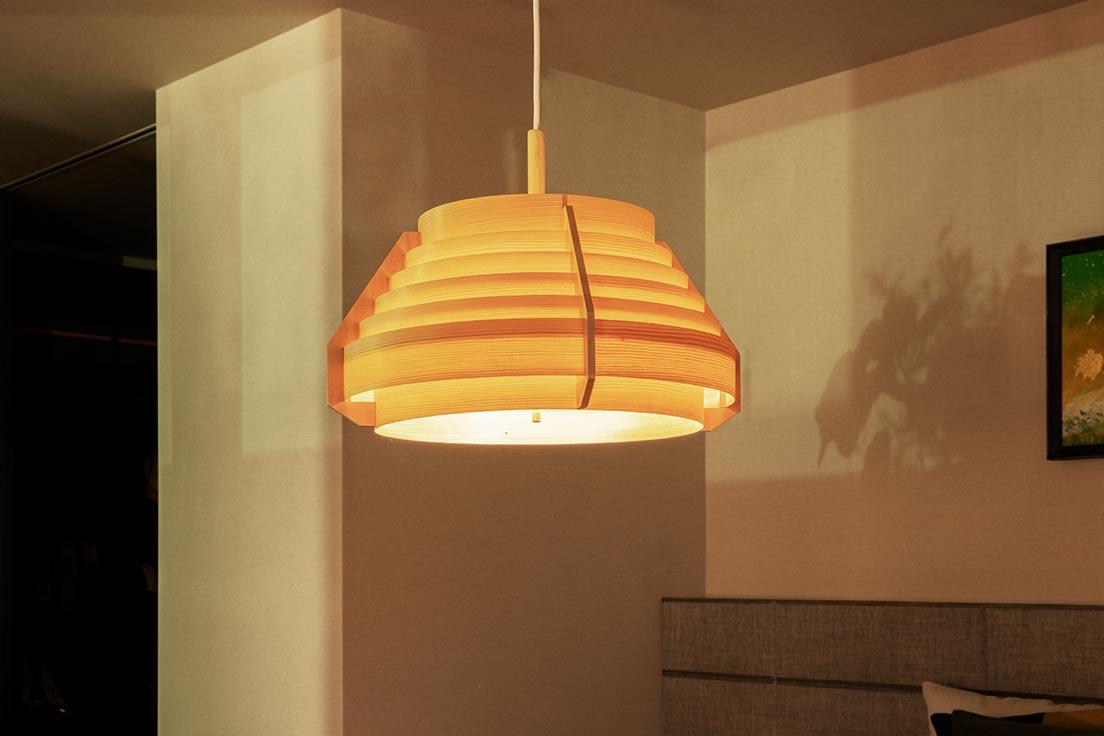 〈ヤコブソンランプ〉
スウェーデンを代表する照明デザイナー 、ハンス・アウネ・ヤコブソンによるデザインのペンダントライト。パイン材のシェードを透過する柔らかな光が特徴。〈323F−217〉63,000円（YAMAGIWA東京ギャラリー・ショールーム TEL 03 6741 5800）