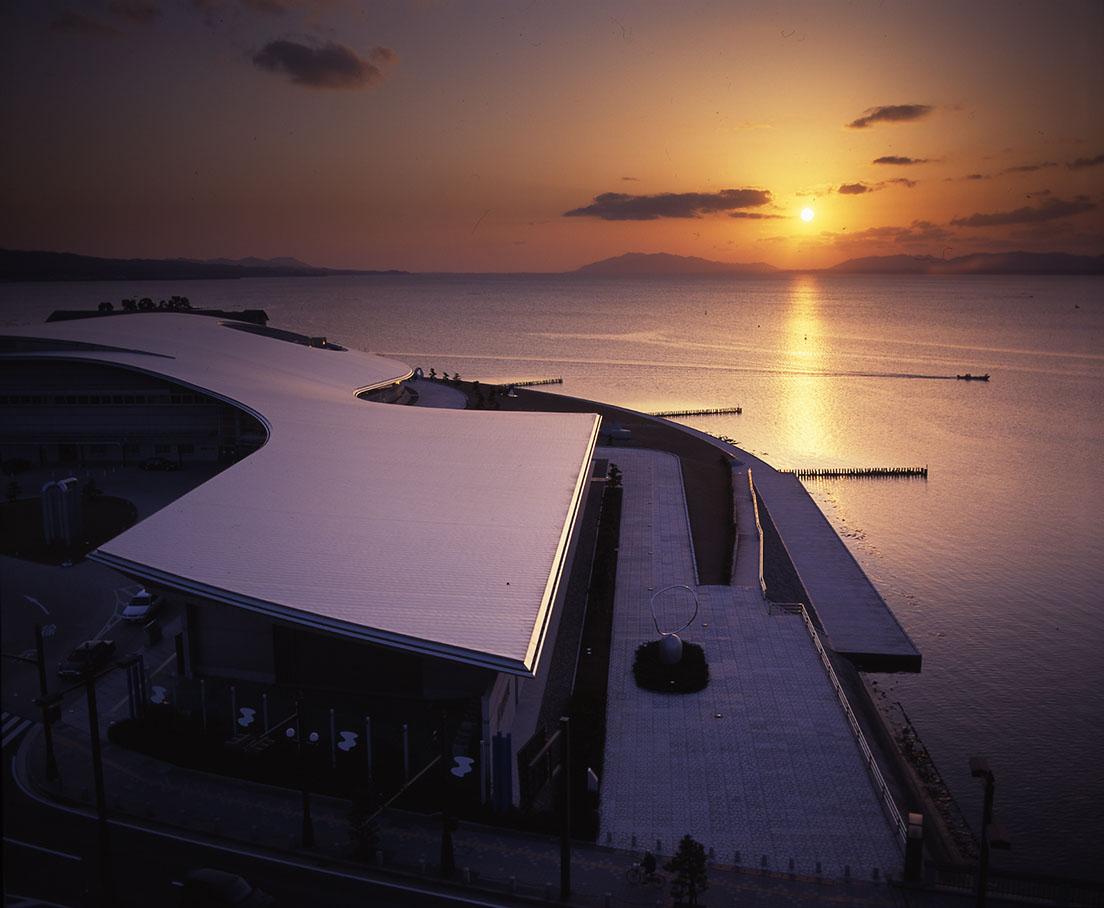 宍道湖に沿うように建つ〈島根県立美術館〉（1998年）。湖畔の洲浜をモチーフにしたという大きな屋根が特徴。「日本の夕陽百選」にも選ばれている。対岸からの優美な姿も必見だ。

