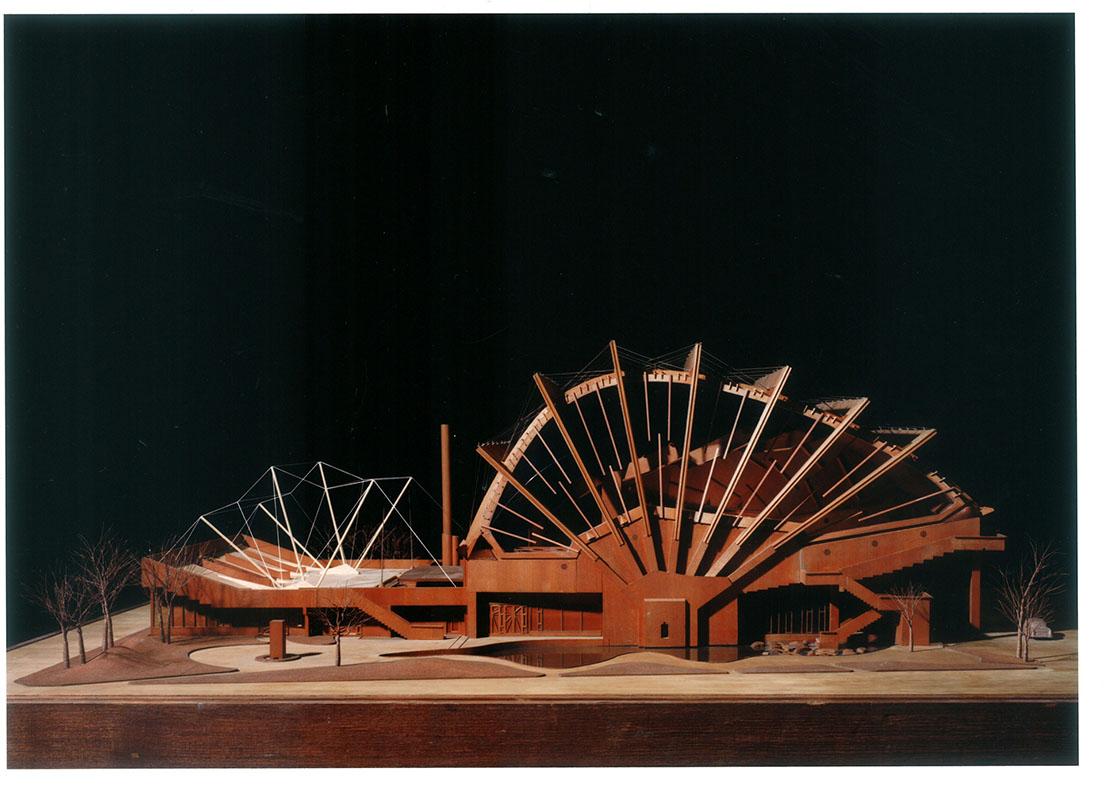 昨年惜しまれつつ解体された〈都城市民会館〉（1966）の模型。限られた予算の中で人々が集う場所を生み出すために考えらえた、独特の構造と形態にあらためて驚かされる。情報建築蔵。　撮影：川澄明男
