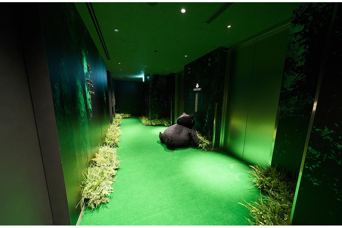 16階のエレベーターを出ると、あの“草むら”を表現したグリーンの空間が広がる。一気にポケモンの世界へワープ！