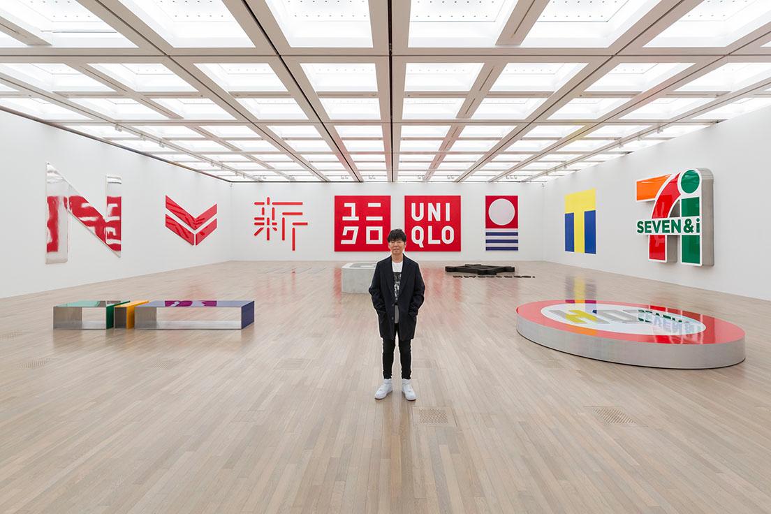 『THE LOGO』セクションにて、佐藤可士和。会場である〈国立新美術館〉のロゴ（左奥）も佐藤の仕事だ。