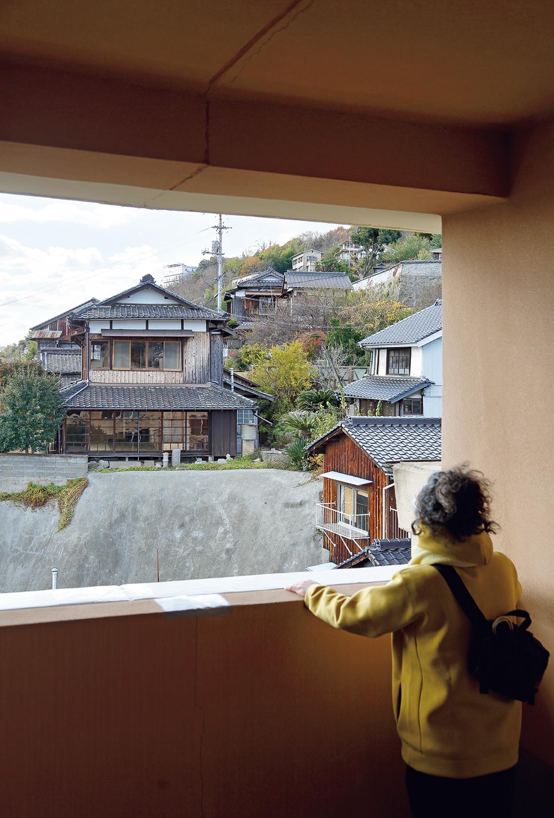 〈LOG〉から対象の民家を眺める長坂さん。 photo_Yuna Yagi
