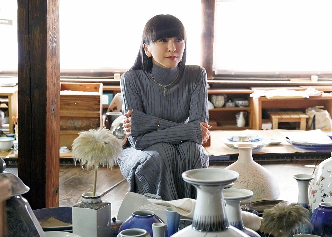 The products of successive generations are arranged together at the studio. Comparing them one by one, KASHIYUKA remarked, “It’s so interesting that despite having the same shapes and patterns, the pieces each express themselves differently according to the period.”