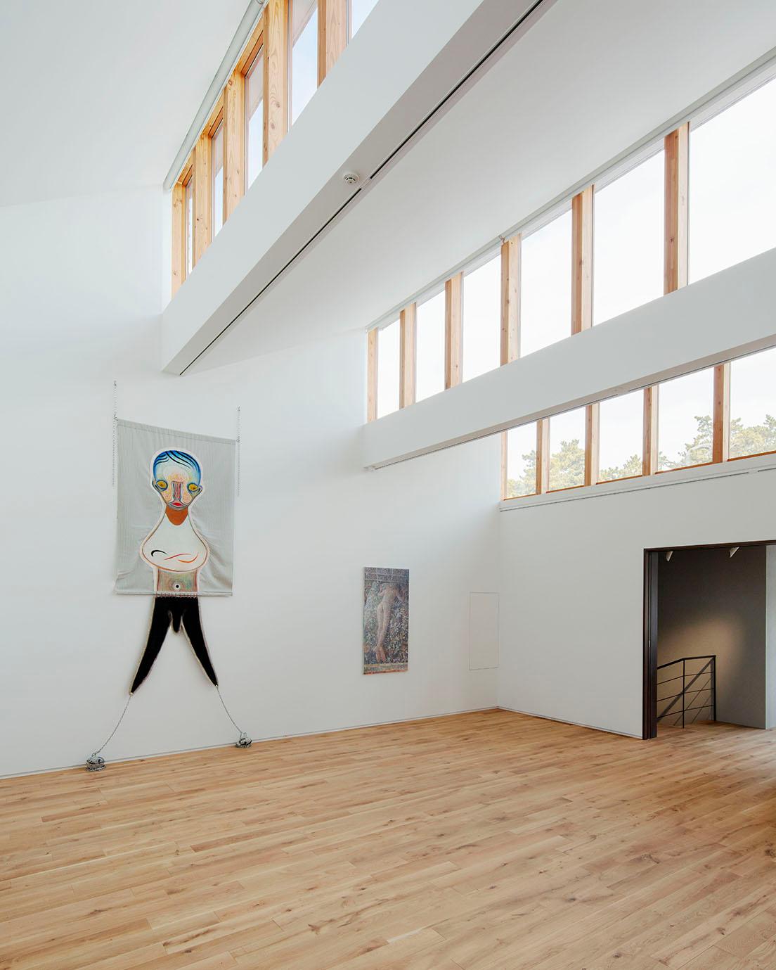 3階の大展示室は天井高があり、大型作品も展示可能。左から加藤泉の《Untitled》、梅津庸一の《死霊が私を見ている II》。