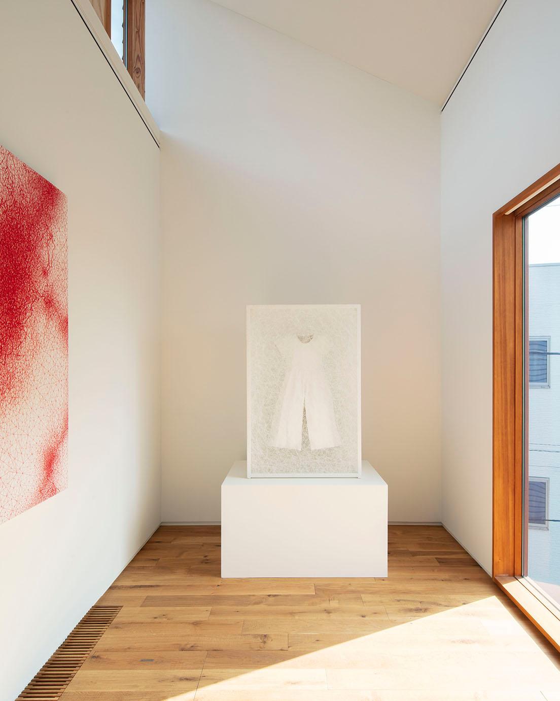 3階の小展示室には塩田千春の《Skin》（左）と《State of Being (Dress)》（右）。 