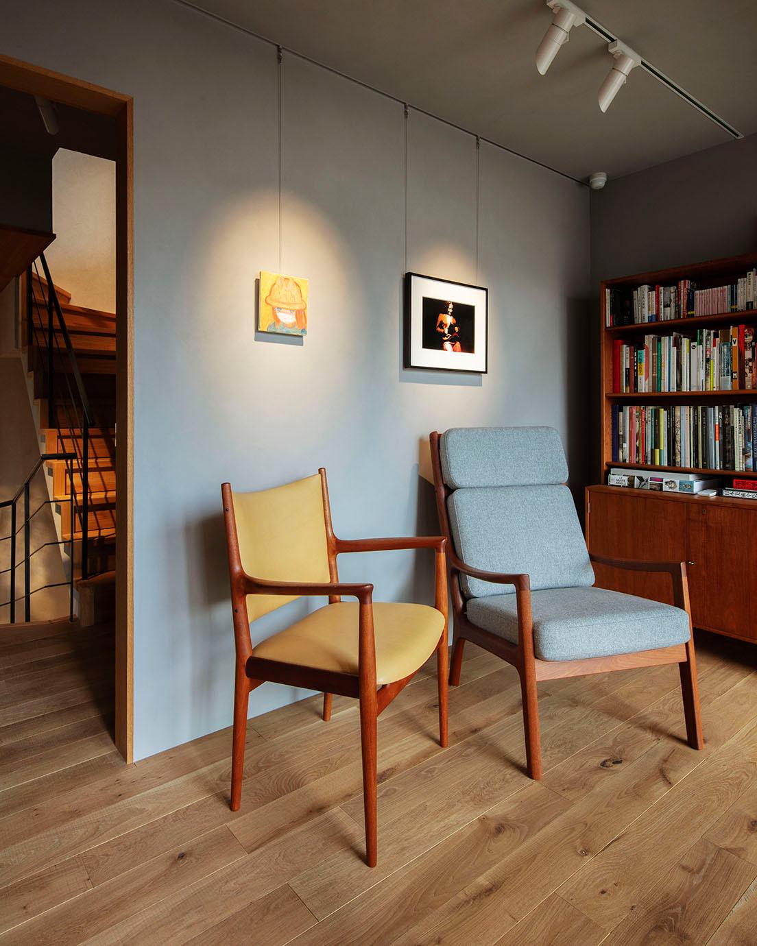 2階の展示室はテラスに面した書斎風のスペース。壁には工藤麻紀子と志賀理江子の作品。 