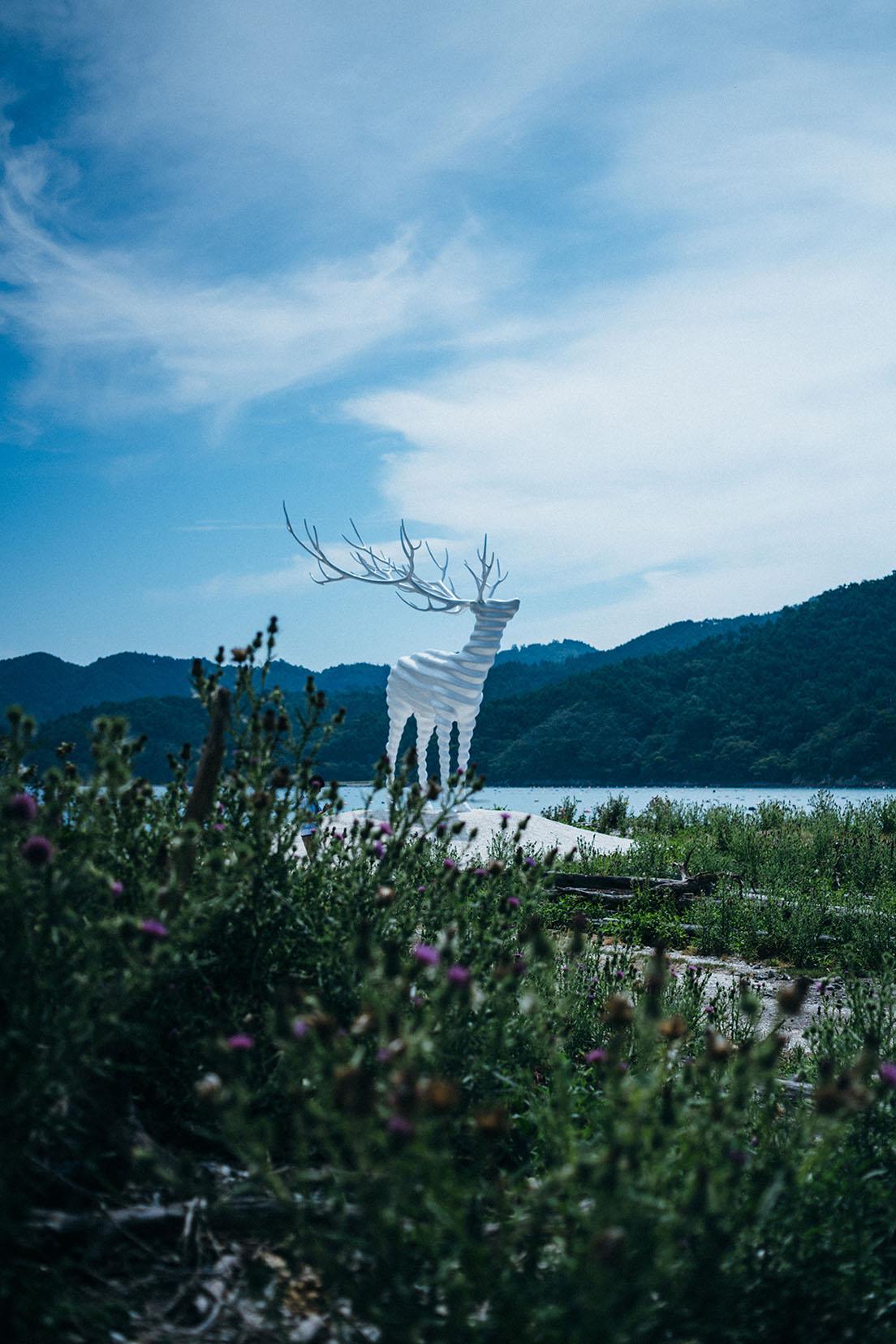 『Reborn-Art Festival』を象徴する名和晃平の作品《White Deer (Oshika)》。2017年の初開催で発表され、今では牡鹿半島の荻浜に欠かせない風景となっている。©︎Reborn-Art Festival
