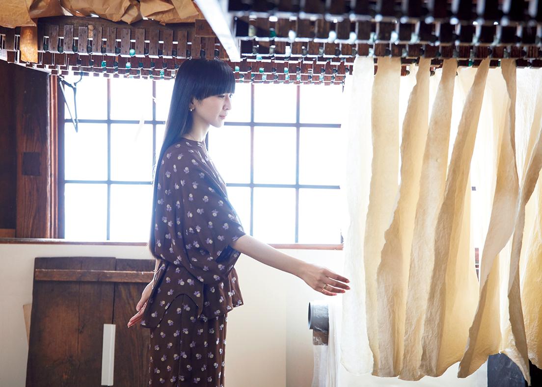 富山市八尾町で1960年に創業した〈桂樹舎〉。今も昔の技法で、和紙漉きや型染め、日用品への加工などを行っている。かしゆか店主が触れているのは、シワ加工した手漉き和紙。「木綿の布のようにしっかりした手触りです」