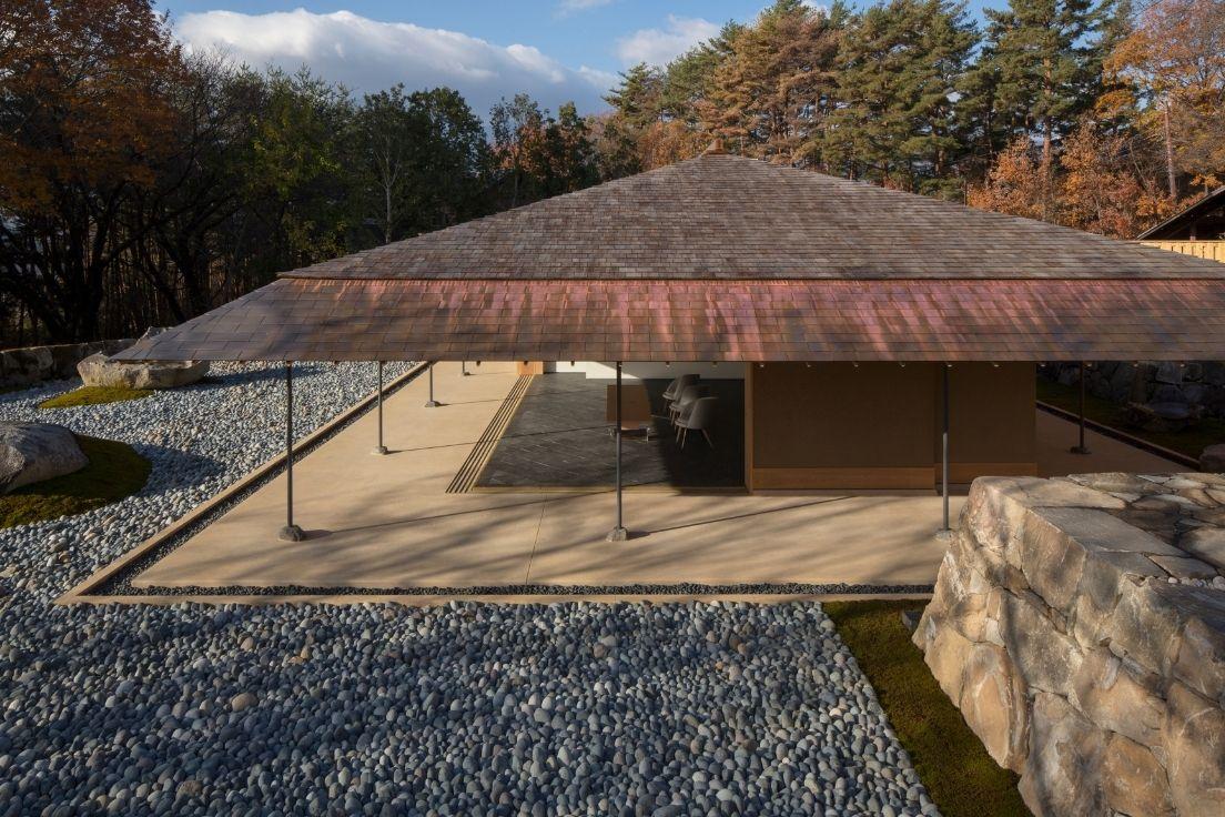 〈ゲストハウス『和心』〉（2019）。柱を細くし、宙に浮かんだような屋根を実現。数寄屋大工の伝統的な技法と現代建築の手法の巧みな融合。©Hiroshi Sugimoto / Sugimoto Studio 
