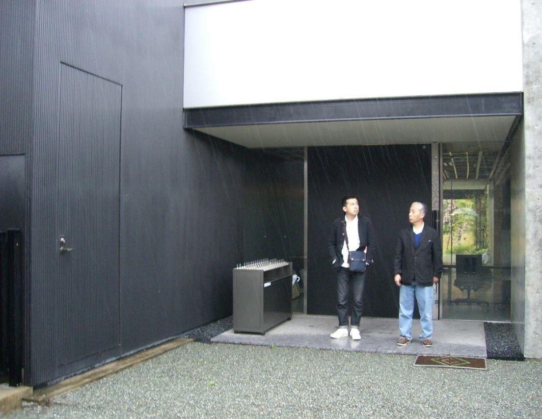 「IZU PHOTO MUSEUM」（2009）の現場にて。2007年。既存の個人美術館を写真専門の美術館に改修した。courtesy of New Material Research Laboratory