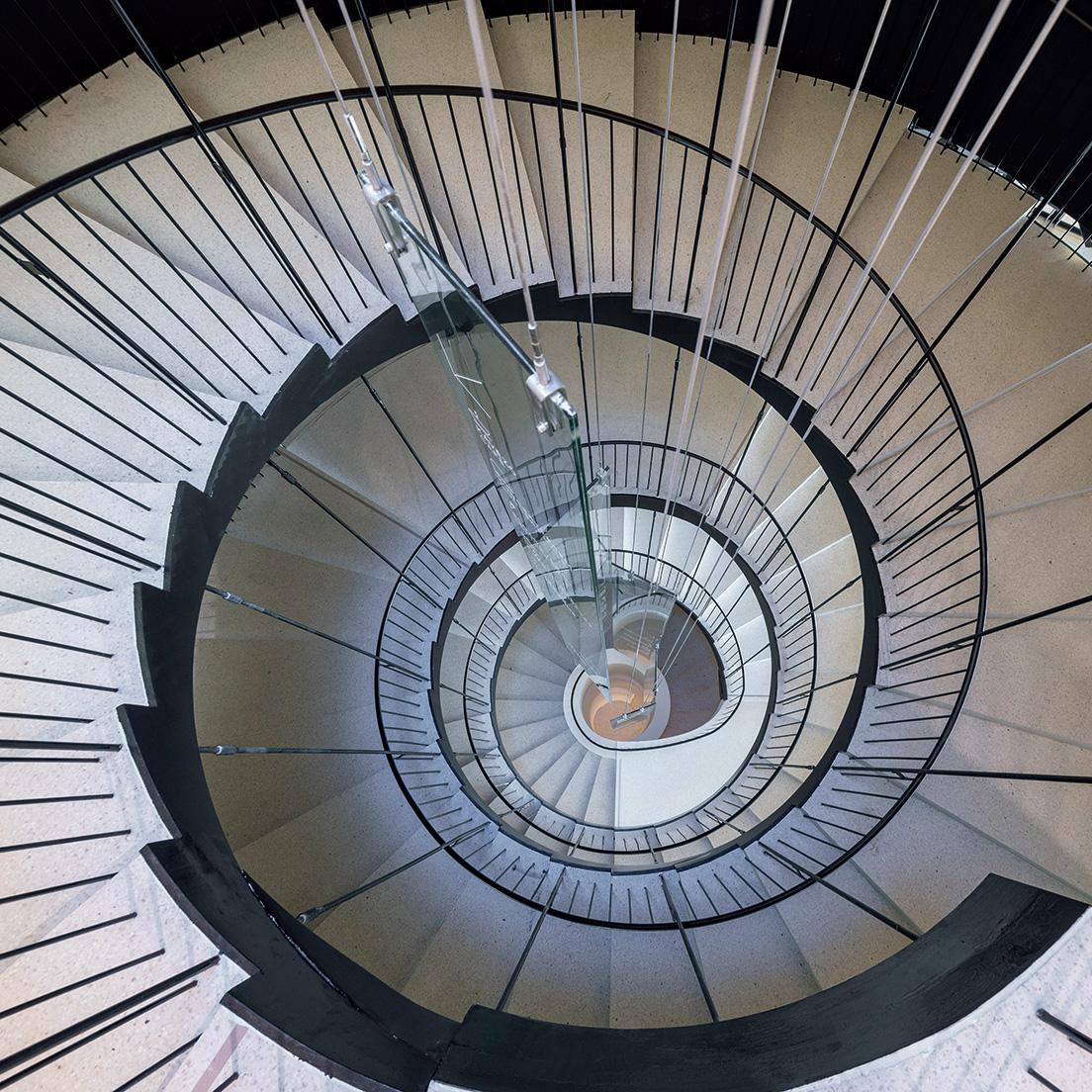 螺旋階段は上にある光井戸を中心に渦巻いており、自然光を低層階へ取り込むつくりに。