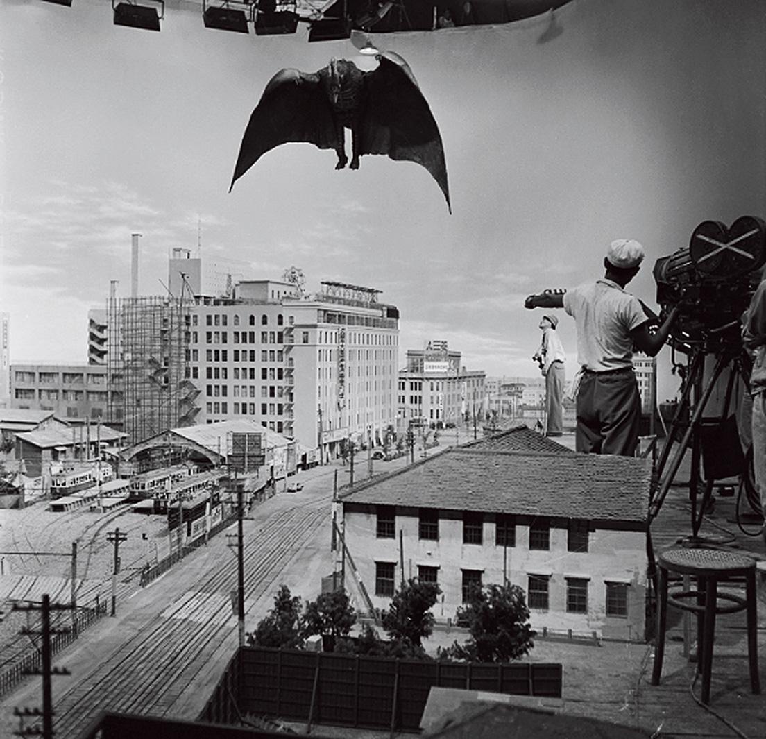 『空の大怪獣ラドン』（1956）より福岡・岩田屋周辺ミニチュアセットのメイキング写真。