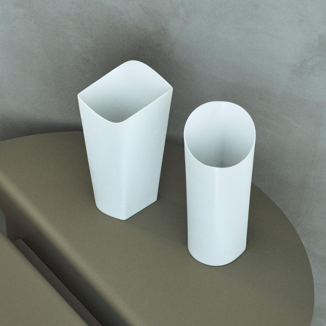 《circle+square vase》さまざまな表情を持つ花瓶。
正面からは歪んでいる形が、角度によって四角柱や円柱に見えるなど、どんどん形を変えていくフラワーベース。13,200円。