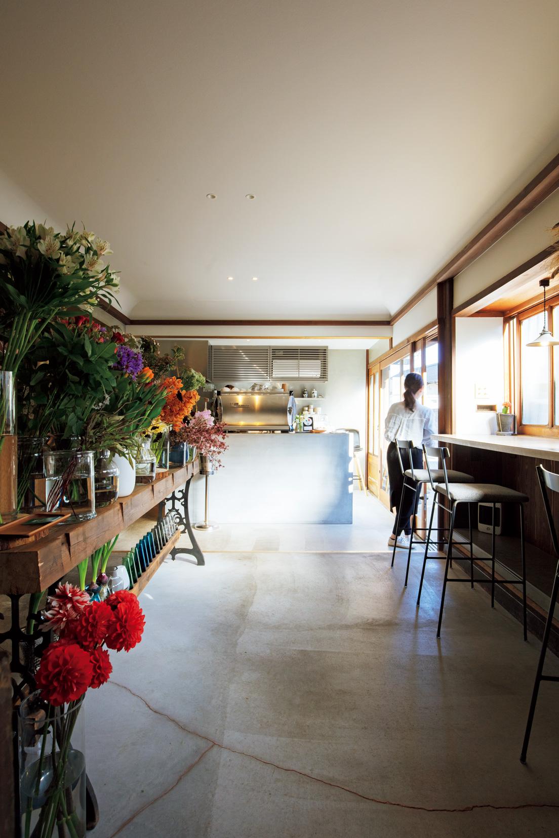 1階にあるカフェ〈Angolo CAFFE〉と花屋の〈hibou〉。可憐に咲く花々に癒される。朝食はカフェで、夕食はイタリアンで供される。