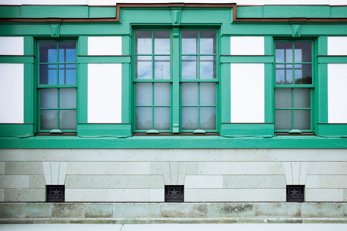 〈旧陸軍金沢偕行社〉の建物は窓枠や柱の色が緑に復元された。
