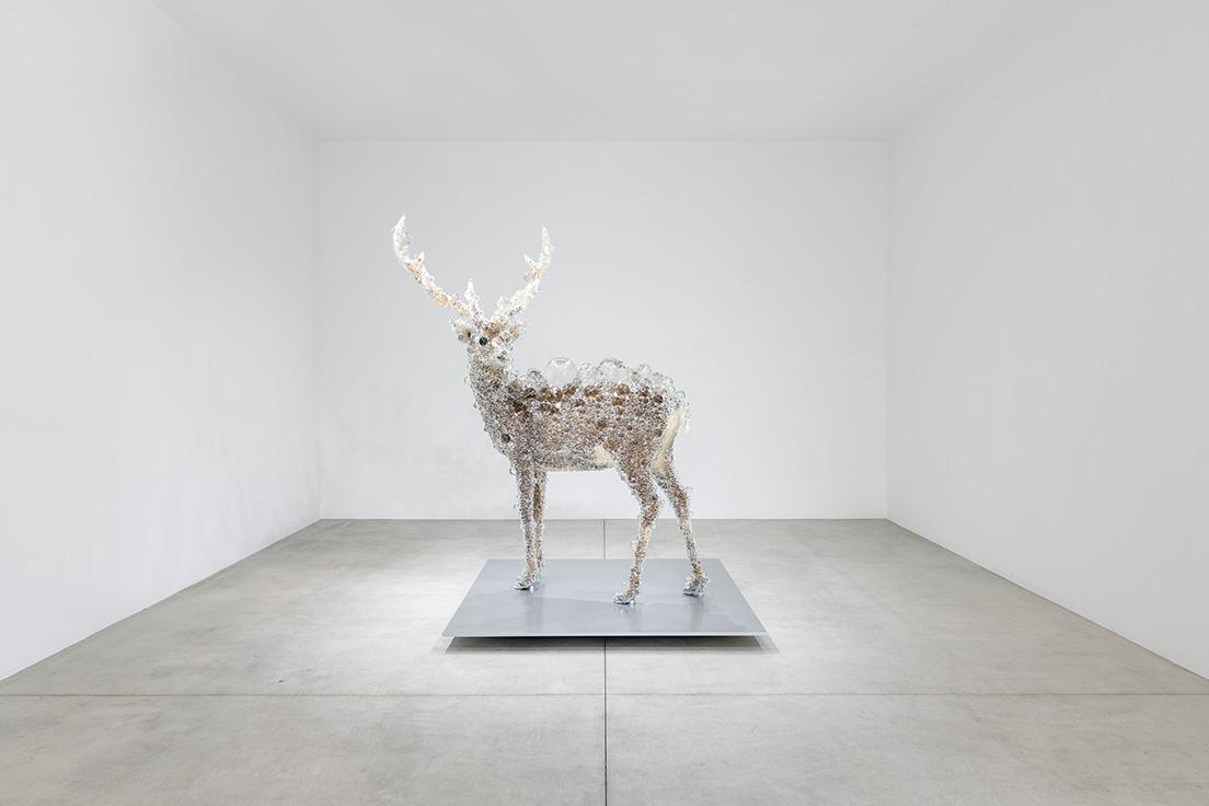 名和晃平《PixCell-Deer#52》。2023年９月まで期間限定で公開される。photo_Kuniya Oyamada 2018, mixed media h.2173 w.1896 d.1500 mm Courtesy of SCAI THE BATHHOUSE