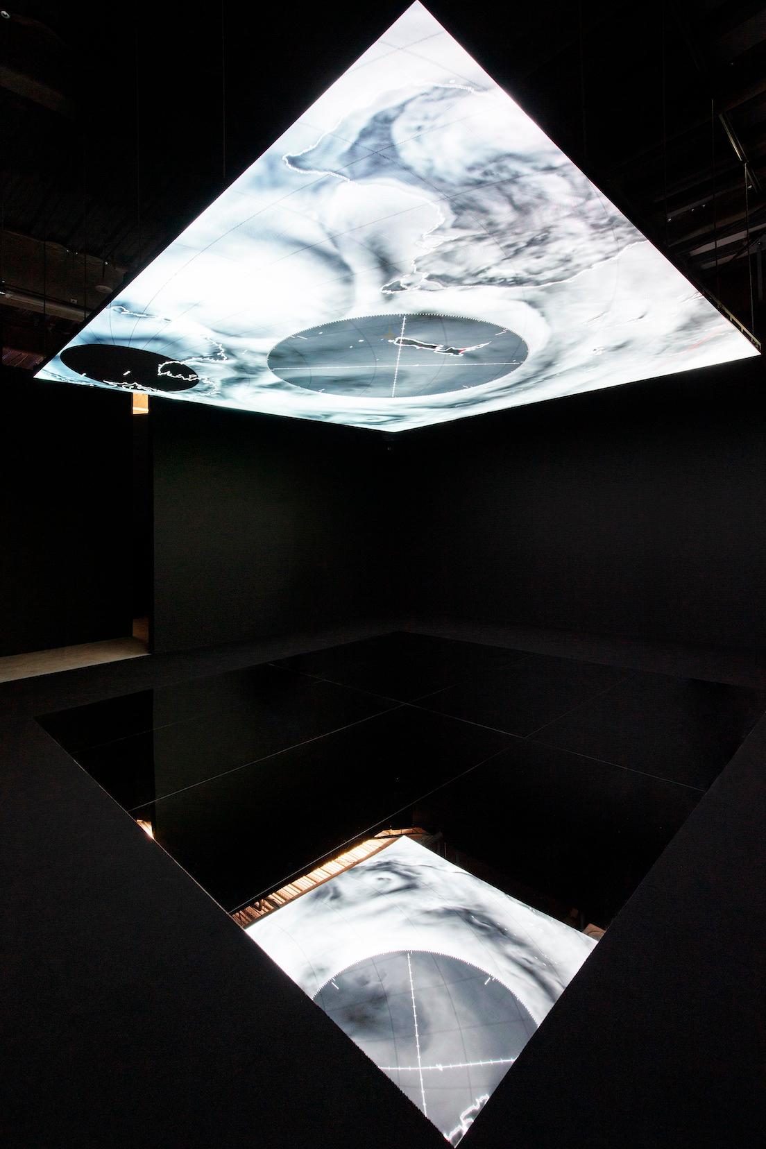 現代美術家であり音楽家でもある池田亮司の作品《クリティカルポイント》。この展覧会のために制作された。
