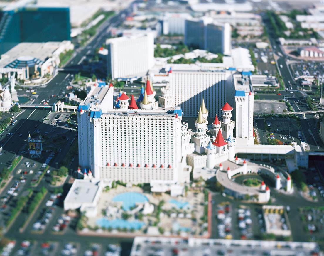 ラスベガスのホテル 〈エクスカリバー〉
《urban area》スクラップアンドビルドの現代都市を象徴するかのように、ラスベガスにそびえ立つ巨大なカジノ。「世界の縮図を見ている気分になった」（本城）。scripted Las Vegasシリーズより、2008年。														