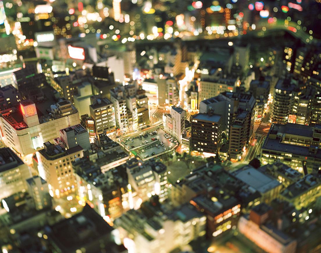 東京
《Tokyo, Japan》代表作ともいえる写真集『small planet』より、2002年。														