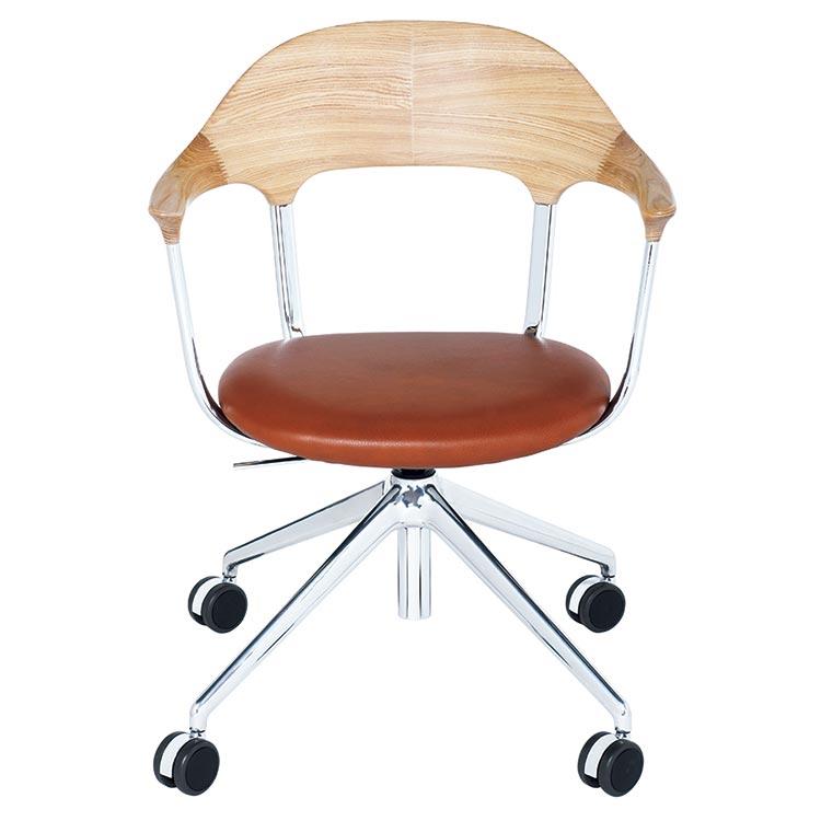 倉本仁がデザインを手がけたマルチタスクな椅子《フォー》。