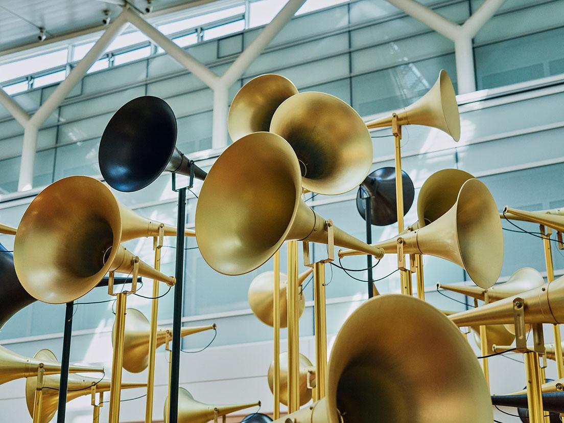 美術館のように無音ではないので、空港の音響との兼ね合いも重要に。作品から流れる音の大きさ、空港アナウンスと重なった時に心地よく聞こえる音階などを現場で探った。　photo_Takashi Kawashima