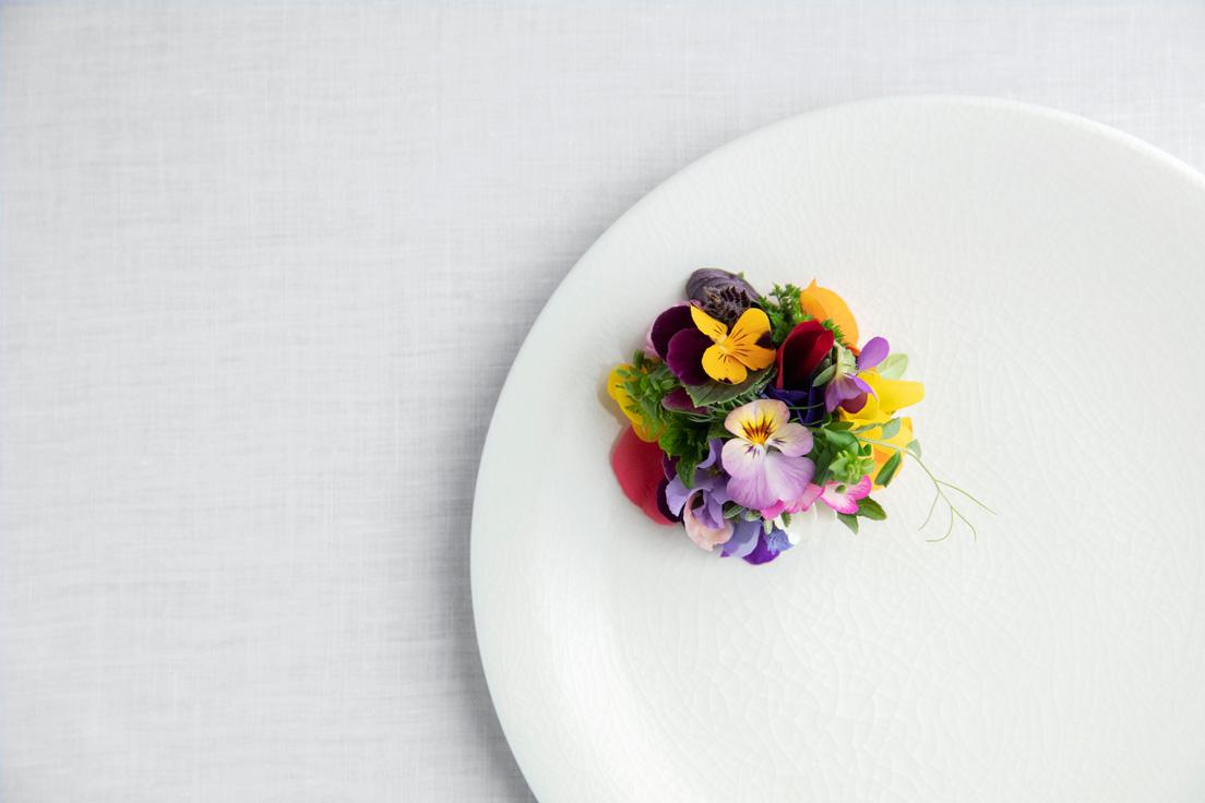 加藤さんのシグネチャーの一つ、「花のタルト」。皿の上に日本の里山の景色が広がる。