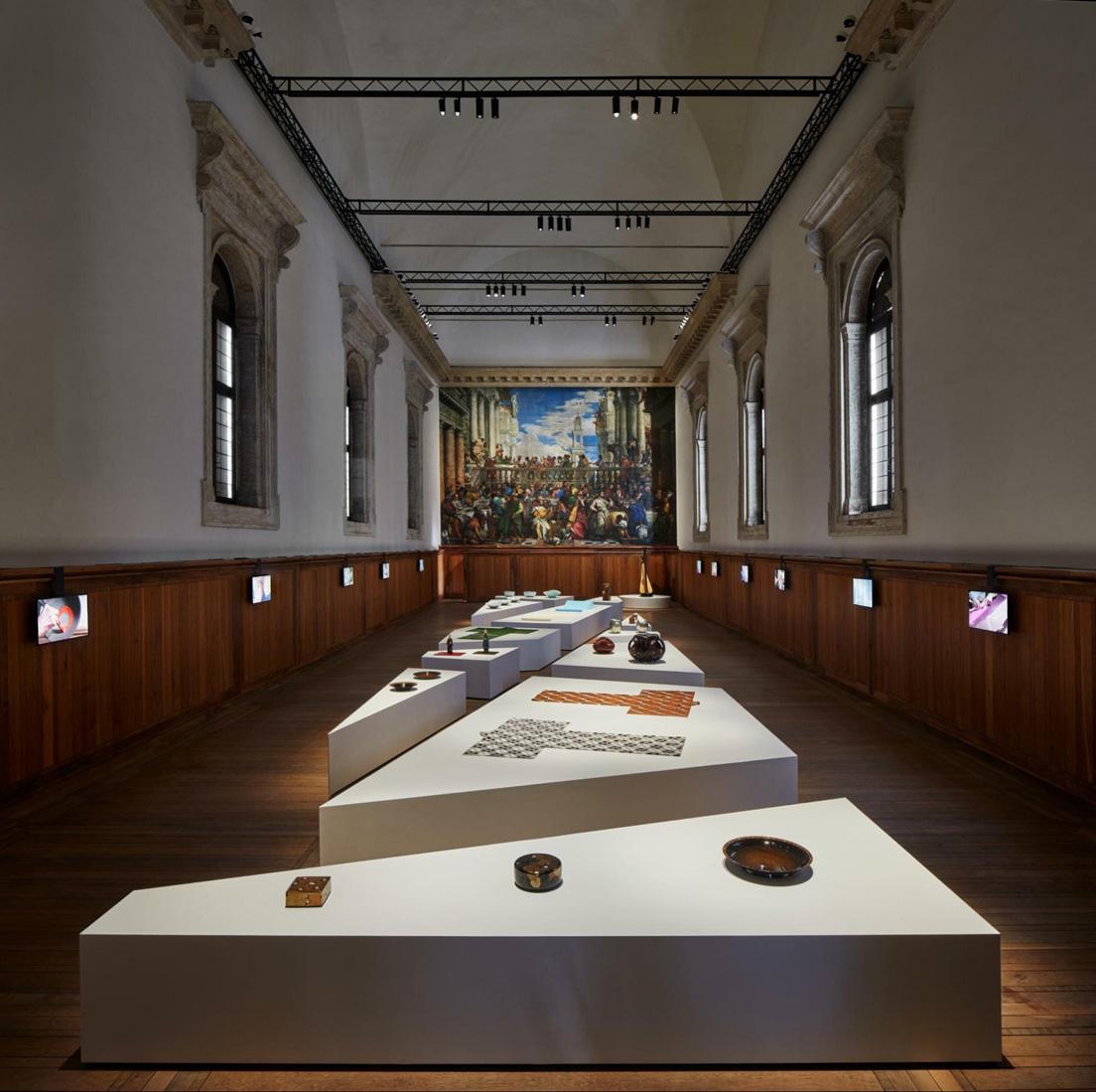 12の展示台に並ぶ人間国宝の作品。壁には作家の様子を捉えた川内倫子の映像が。　photo_Alessandra Chemollo　©Michelangelo Foundation