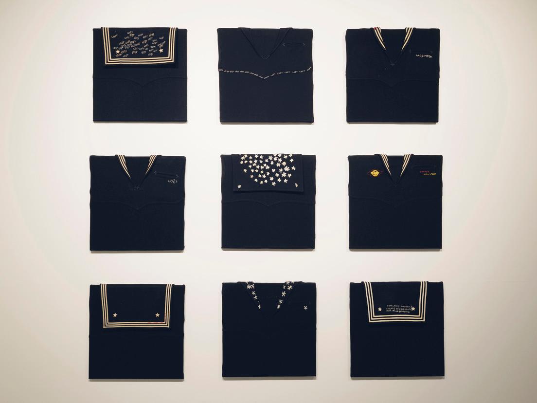 過去の展覧会では写真作品とともに、ペインティングやオブジェも見せてきたココ。本展では、セーラー服に刺繍を施した作品も展示。