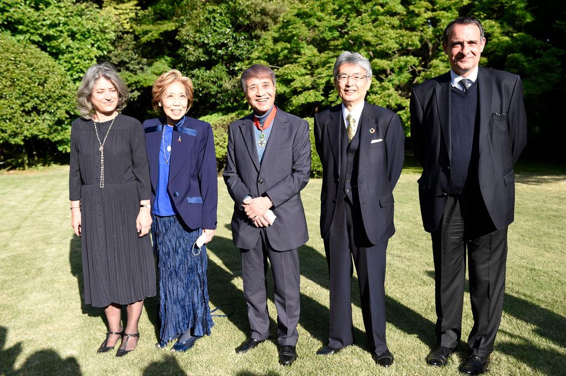 右からフィリップ・セトン駐日フランス大使、量子科学技術研究開発機構理事長の平野俊夫、安藤忠雄、由美子夫人、駐日フランス大使夫人。
