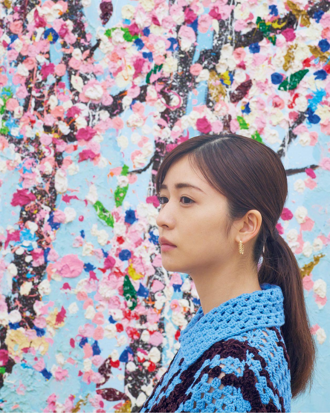 長濱ねるが日本初の大規模個展『ダミアン・ハースト 桜』で没入体験。