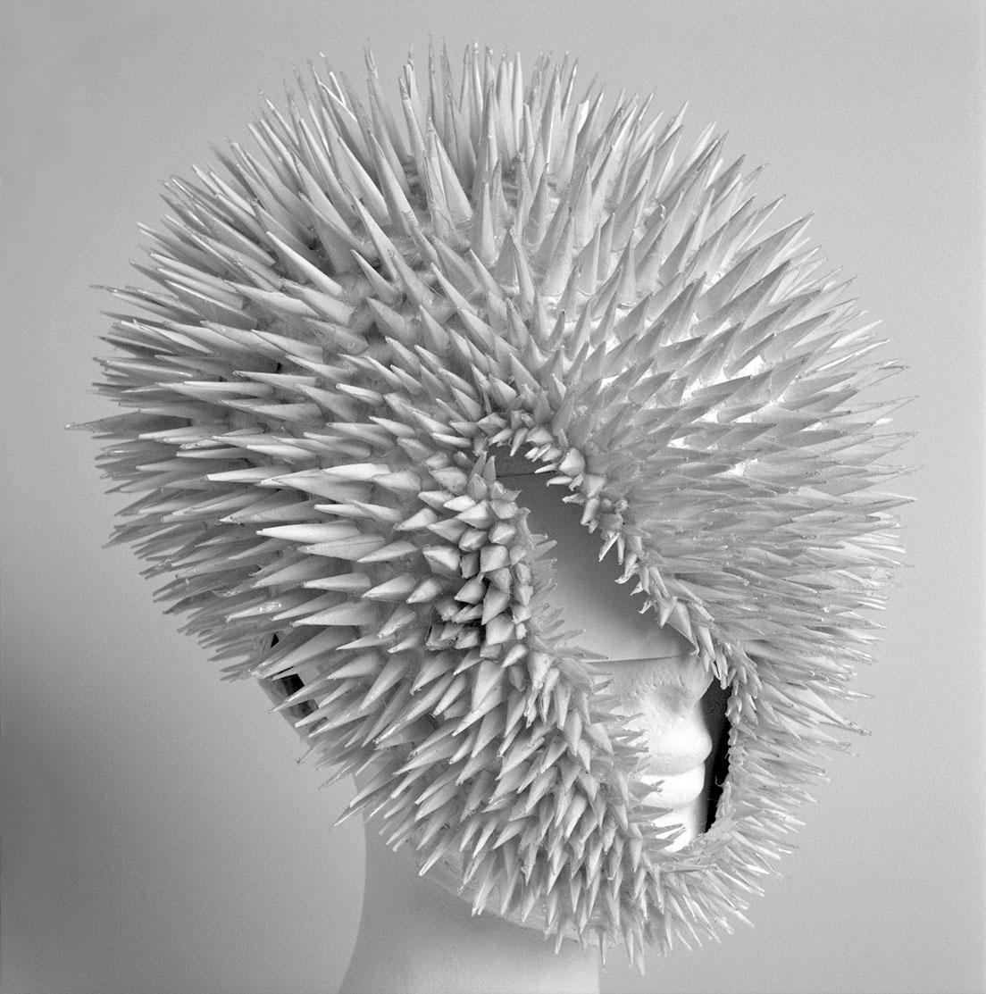 ジュンヤ・ワタナベ コム・デ・ギャルソン 2006年春夏コレクションのヘッドピース。テーマは「PAPER PUNK」。