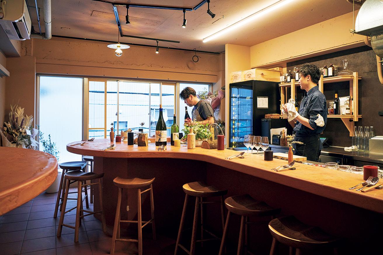 恵比寿神社近くの雑居ビル内に4月11日にオープン。料理もワインもメニューはないのでお腹具合や好みなどを相談しながら、ゆるやかな時間を。アペや2軒目にも重宝すること間違いなし。