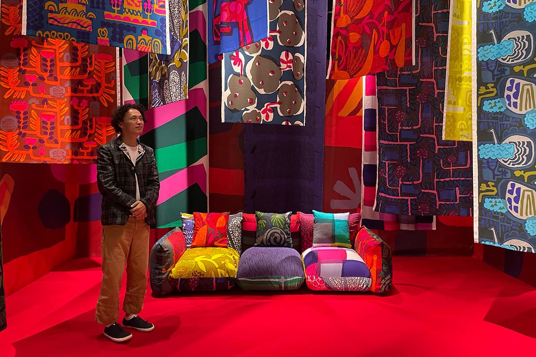 鈴木マサル。豊かな色彩感覚、生命力溢れるモチーフが表現されたテキスタイルたちは、見るだけでまるでビタミンを補給されたような気持ちになる。