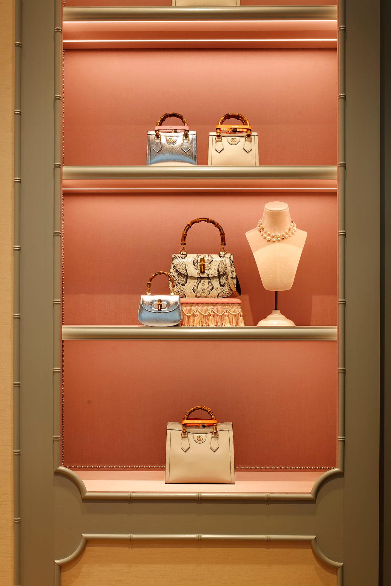 竹提手包于 1947 年发布并成为该品牌的标志。 商店的一楼和二楼排列着新系列，为他们的历史增添了现代诠释。 中间一排是“Gucci Bamboo 1947”，上下两排是“Gucci Diana”。