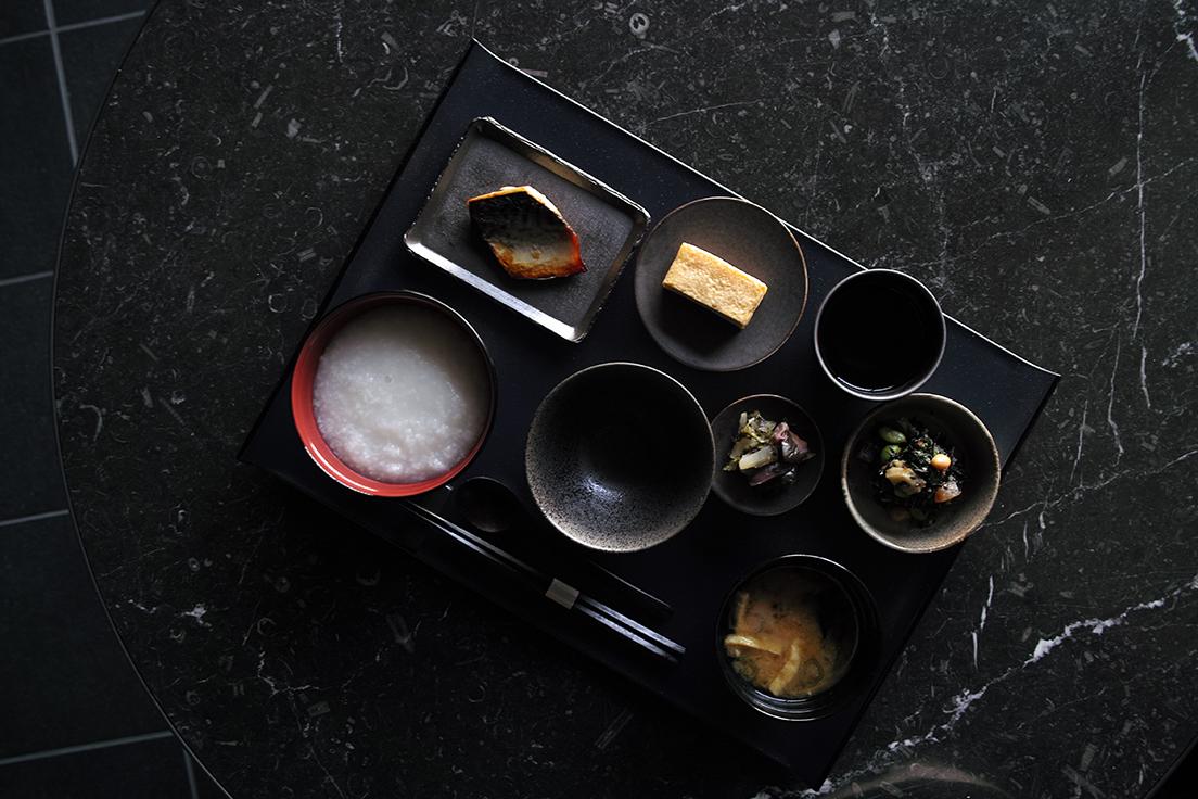 京の米老舗〈八代目儀兵衛〉の米を使った「おかいさん」が主役の和朝食、2,200円。