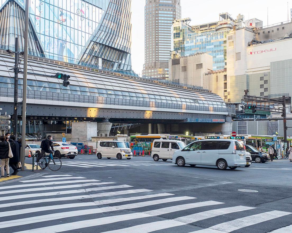 《渋谷宮益坂下2021》2001年〈セルリアンタワー〉、19年〈渋谷スクランブルスクエア東棟〉が開業。20年には東京メトロ銀座線渋谷駅新駅舎の供用が開始された。