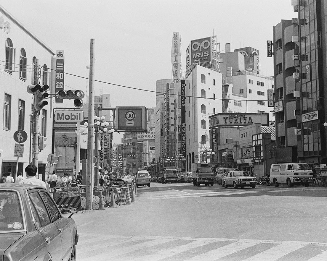 《渋谷文化村通り1984》当時の通称は「東急本店通り」。三和銀行とモービルのガソリンスタンドがあった。