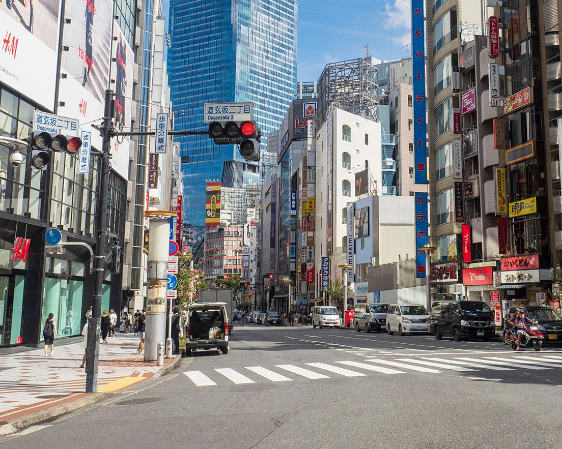 《渋谷文化村通り2020》同じ道玄坂二丁目交差点から。2019年〈渋谷スクランブルスクエア東館〉が開業した（右）。