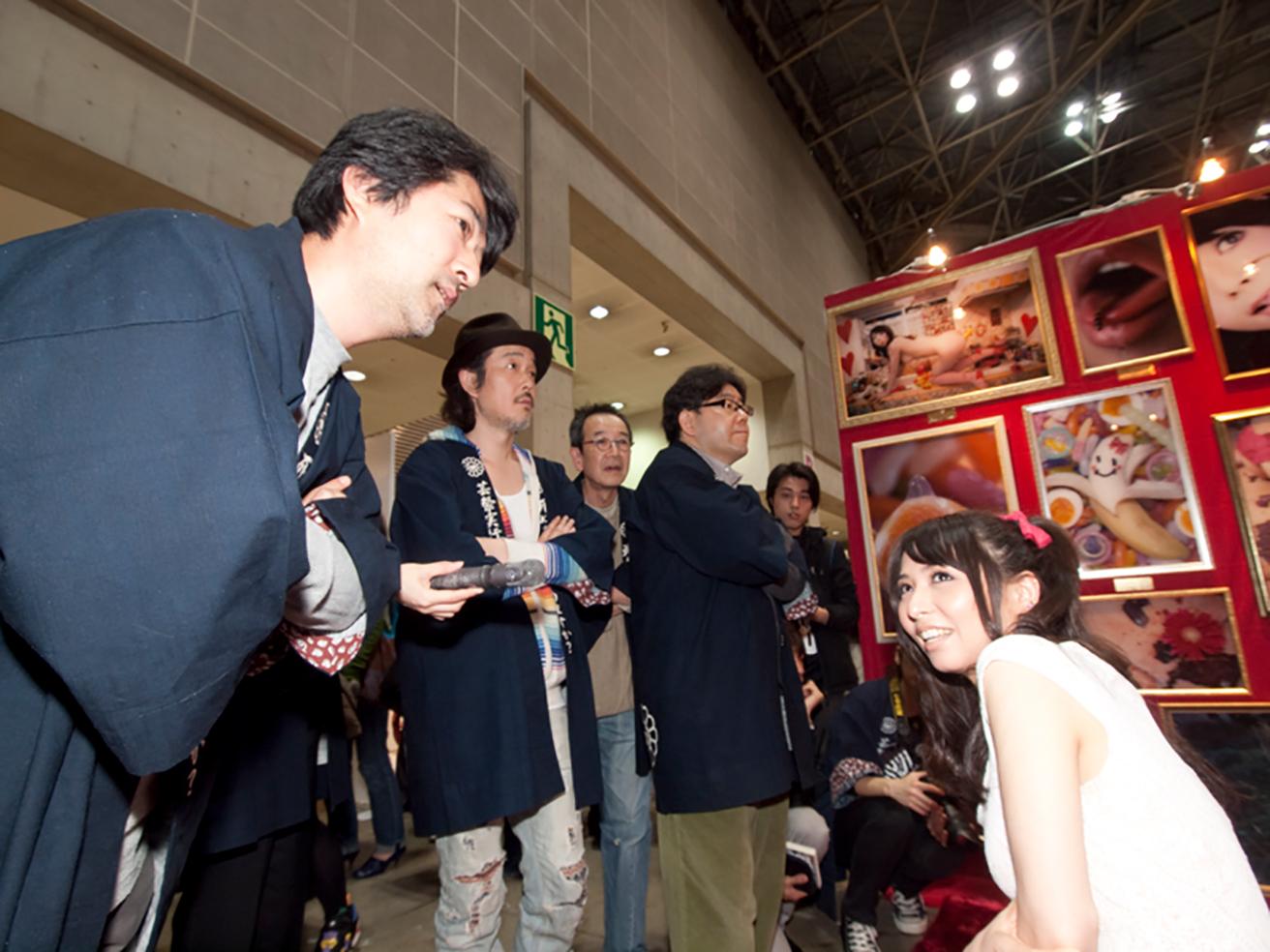 2009年春の『GEISAI#12』審査風景。審査員は会田誠、リリー・フランキー、秋元康、坂田和實、山本寛の5名。