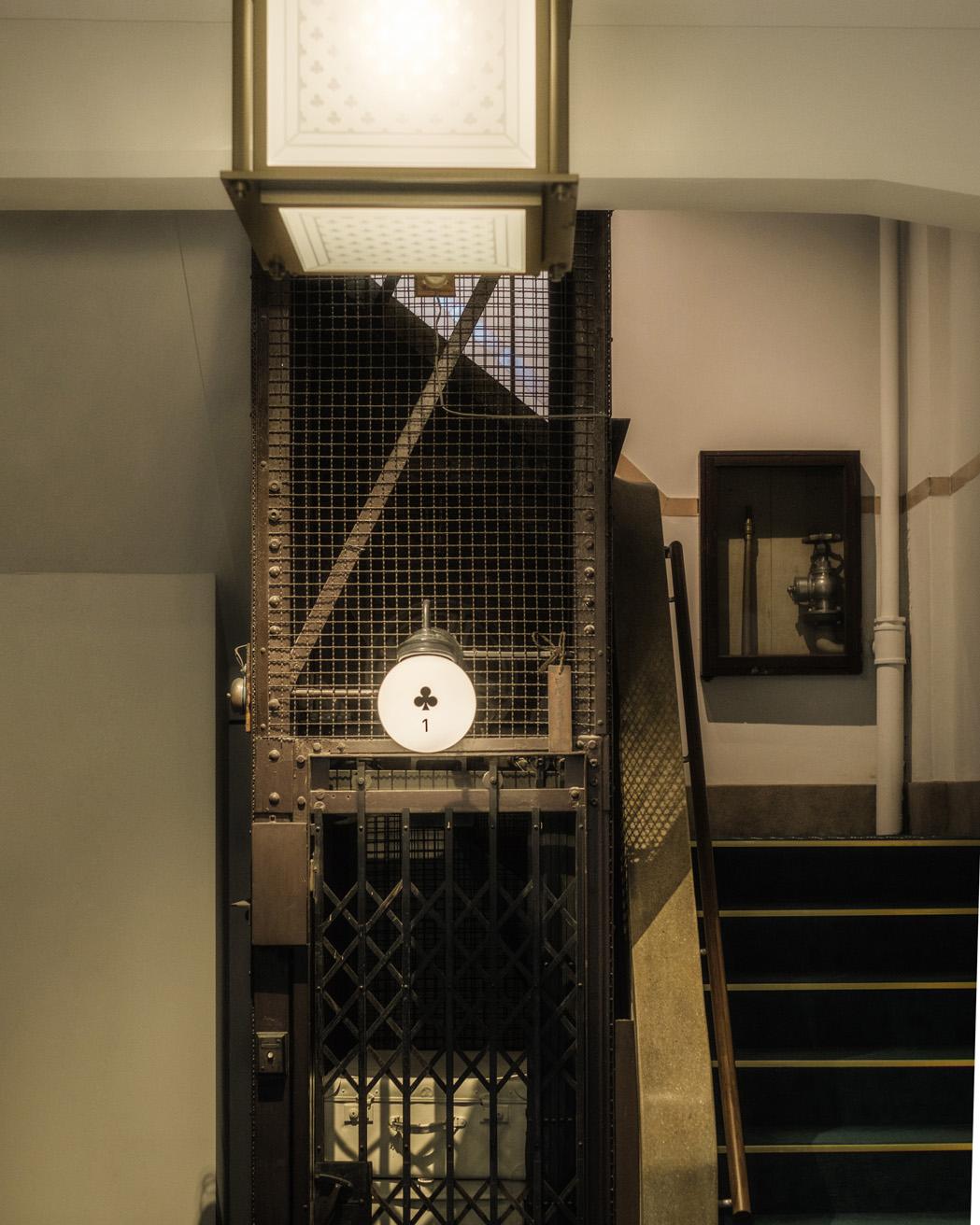 クローバー棟の階段横には、かつて実際に使用されていたエレベーターが装飾として残されている。
