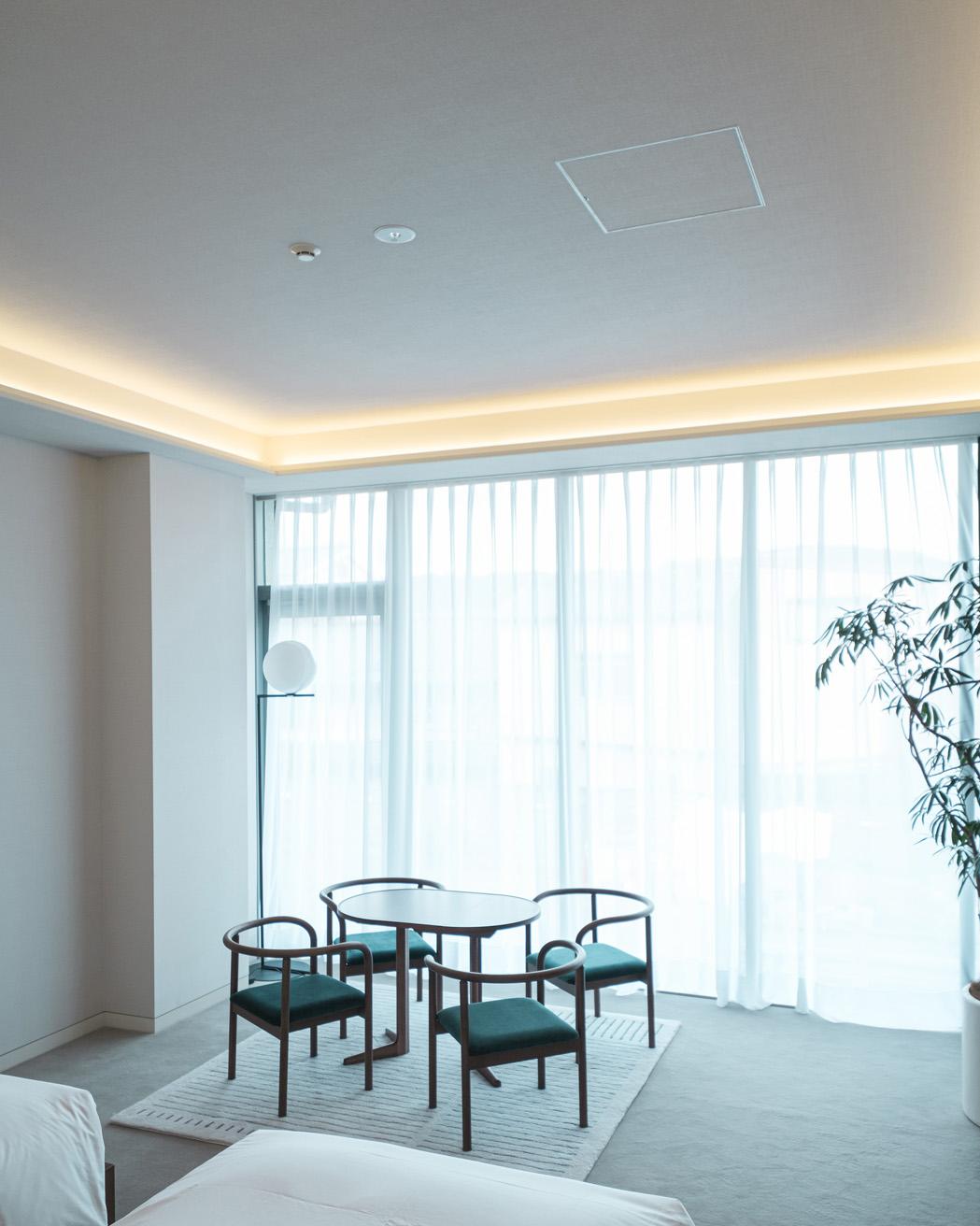 ダイヤ棟の302号室は、安藤忠雄が一から設計。大きな窓から光が注ぎ、明るく滞在しやすい。